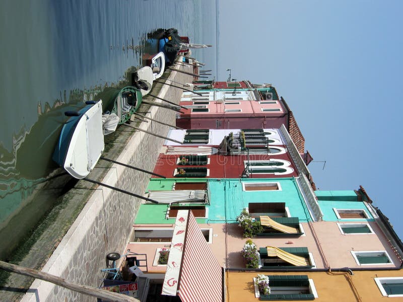 Les bateaux ont amarré dans Burano, Venise, Italie. images libres de droits Les bateaux ont amarré dans Burano, Venise, Italie. images libres de droits