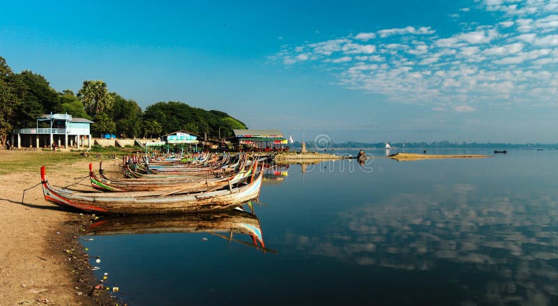 Les bateaux près de Taungthaman étayent, Amarapura, Myanmar images libres de droits Les bateaux près de Taungthaman étayent, Amarapura, Myanmar images libres de droits