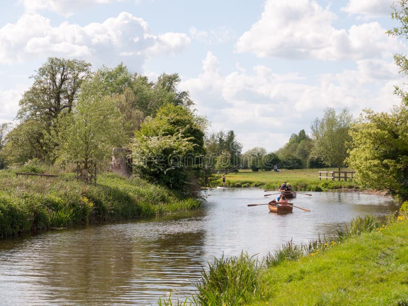 Les bateaux à rames de personnes avalent le stour de rivière dans le dedham essex R-U Angleterre photographie stock libre de droits Les bateaux à rames de personnes avalent le stour de rivière dans le dedham essex R-U Angleterre photographie stock libre de droits