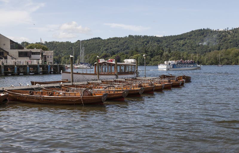 Les bateaux à rames ont amarré chez Boweness sur Windermere, lac Windermere image libre de droits Les bateaux à rames ont amarré chez Boweness sur Windermere, lac Windermere image libre de droits