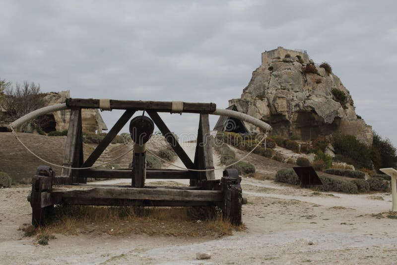 Les baux-de-Προβηγκία, Γαλλία - 21 ΟΚΤΩΒΡΊΟΥ 2017: Άποψη του αρχαίου όπλου πολιορκίας ενάντια στο μεσαιωνικό κάστρο στοκ εικόνα με δικαίωμα ελεύθερης χρήσης Les baux-de-Προβηγκία, Γαλλία - 21 ΟΚΤΩΒΡΊΟΥ 2017: Άποψη του αρχαίου όπλου πολιορκίας ενάντια στο μεσαιωνικό κάστρο στοκ εικόνα με δικαίωμα ελεύθερης χρήσης