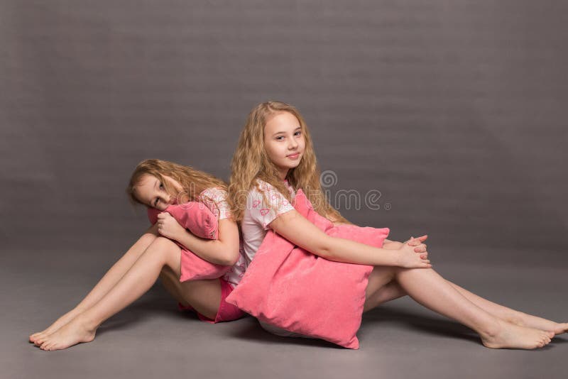 Les Belles Deux Filles Dans Des Pyjamas Roses Jouent Avant Daller Au 