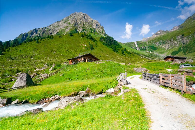 Les belles montagnes d'été aménagent en parc dans des Alpes de Stubai Tyrol près de la nouvelle hutte de montagne de Regensburger image libre de droits Les belles montagnes d'été aménagent en parc dans des Alpes de Stubai Tyrol près de la nouvelle hutte de montagne de Regensburger image libre de droits