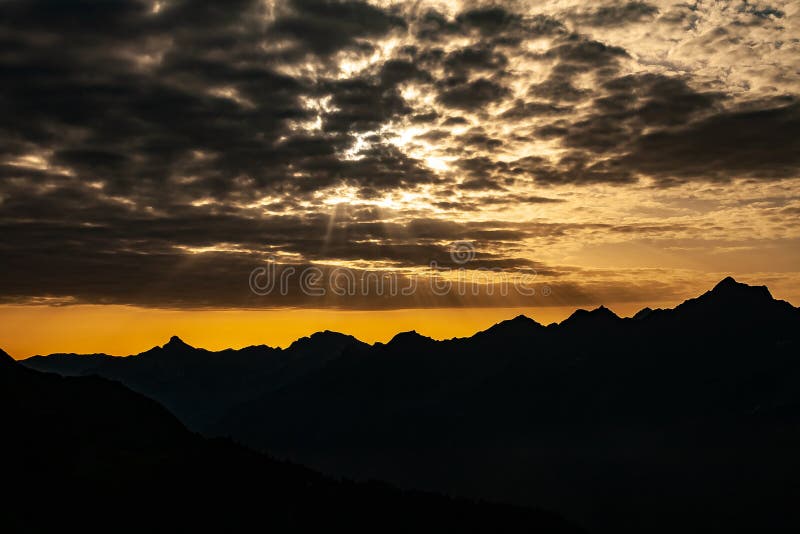 Les belles montagnes d'été aménagent en parc pendant le lever de soleil dans des Alpes de Stubai Tyrol près de la nouvelle hutte image stock Les belles montagnes d'été aménagent en parc pendant le lever de soleil dans des Alpes de Stubai Tyrol près de la nouvelle hutte image stock
