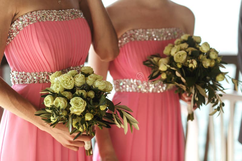 Les belles roses fraîches dans le bouquet de mariage dans les demoiselles d'honneur remet le Cl images libres de droits Les belles roses fraîches dans le bouquet de mariage dans les demoiselles d'honneur remet le Cl images libres de droits