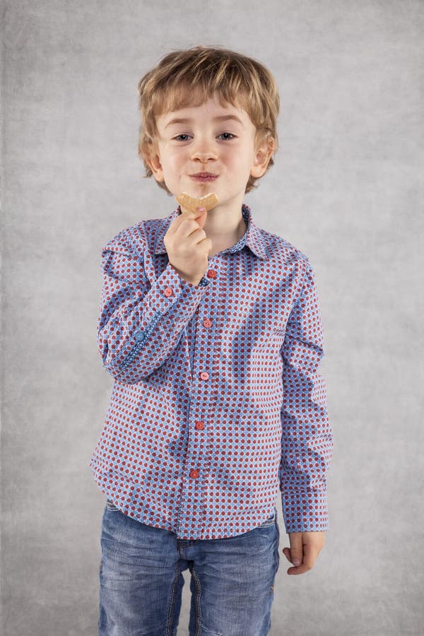 Les biscuits irritables est un déjeuner parfait pour le petit homme d'affaires image libre de droits Les biscuits irritables est un déjeuner parfait pour le petit homme d'affaires image libre de droits