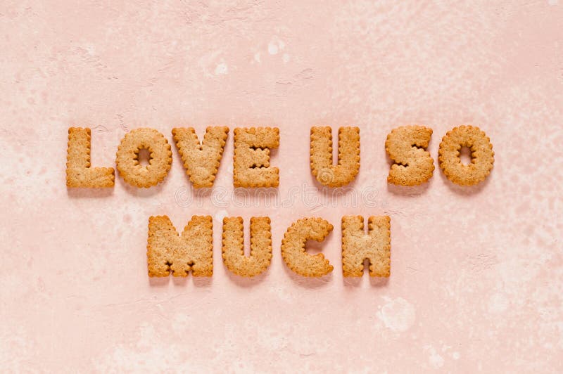 Les biscuits ont arrang? comme une expression vous aiment tellement photos stock Les biscuits ont arrang? comme une expression vous aiment tellement photos stock