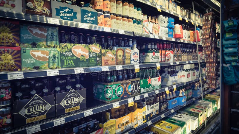 Les bières importées au magasin de Whole Foods photographie stock libre de droits Les bières importées au magasin de Whole Foods photographie stock libre de droits