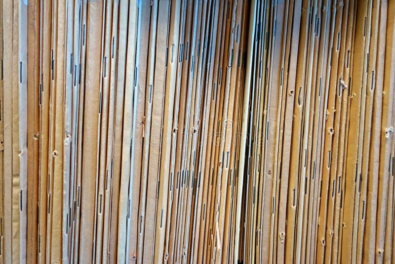 Les bords des publications brochées réserve sur l'étagère dans une bibliothèque photographie stock Les bords des publications brochées réserve sur l'étagère dans une bibliothèque photographie stock