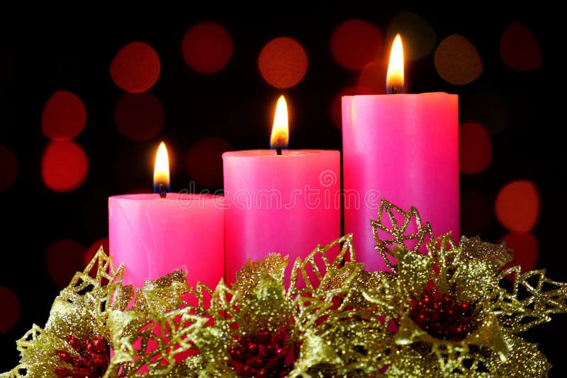 Les bougies sont les fleurs lumineuses et d'or sur le fond des lumières de nouvelle année de Noël, applicable pour la conception, photos libres de droits Les bougies sont les fleurs lumineuses et d'or sur le fond des lumières de nouvelle année de Noël, applicable pour la conception, photos libres de droits