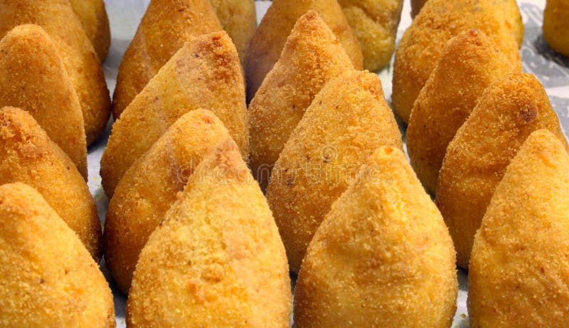 Les boules du riz ont également appelé arancini di riso dans le langua italien image libre de droits Les boules du riz ont également appelé arancini di riso dans le langua italien image libre de droits