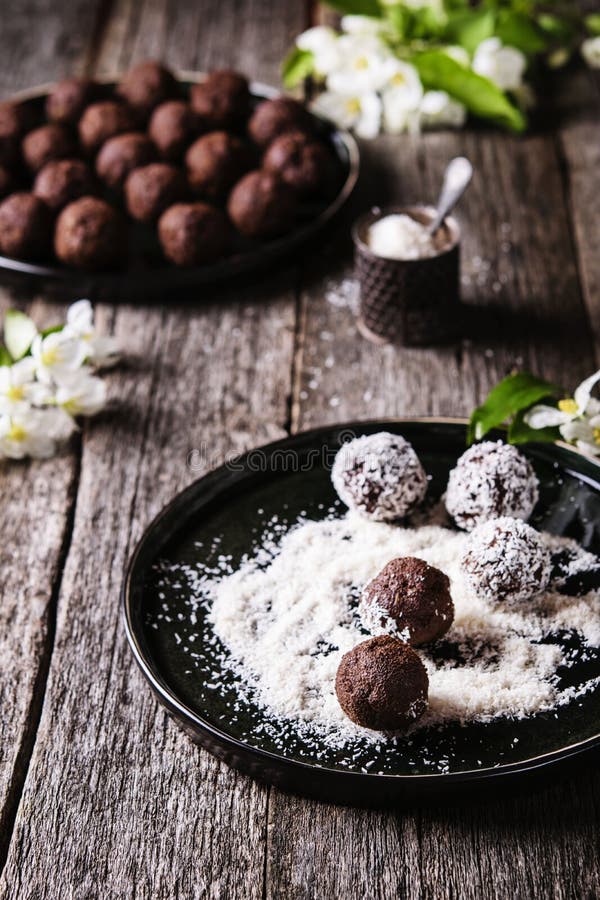 Les boules saines faites maison de chocolat de vegan, truffes, sucreries arrosées ont râpé la noix de coco photos libres de droits Les boules saines faites maison de chocolat de vegan, truffes, sucreries arrosées ont râpé la noix de coco photos libres de droits