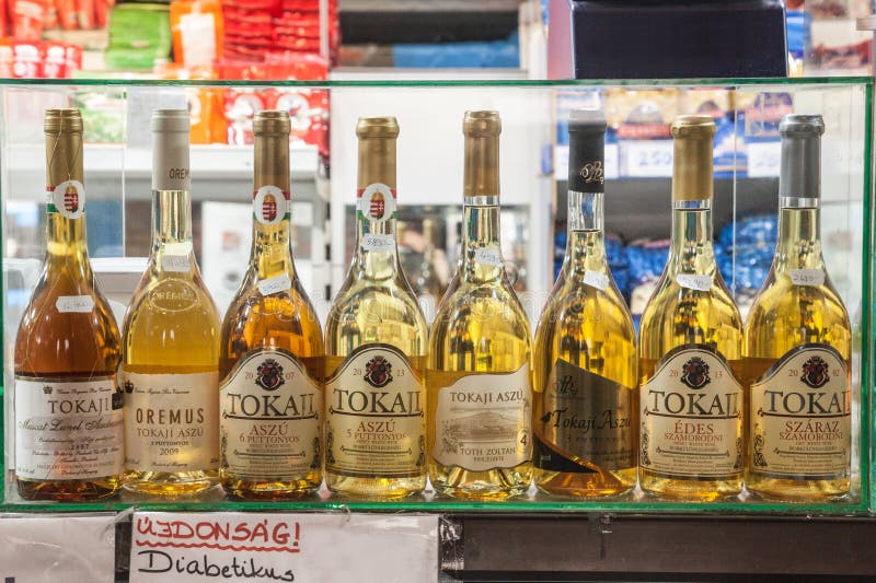 Les bouteilles de Tokaji wine et d'autres Hongrois traditionnels boit en vente sur le marché central de Budapest, Nagy Vasarcsarn images stock Les bouteilles de Tokaji wine et d'autres Hongrois traditionnels boit en vente sur le marché central de Budapest, Nagy Vasarcsarn images stock