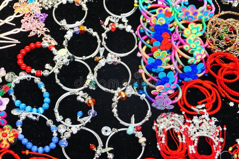 Les bracelets argentés et les cordes de perles de la nationalité Miao photographie stock libre de droits Les bracelets argentés et les cordes de perles de la nationalité Miao photographie stock libre de droits