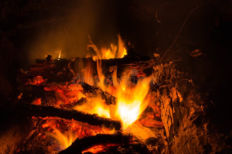 Les Braises Brûlent Vers Le Bas Dans Un Feu De Bois Photo stock