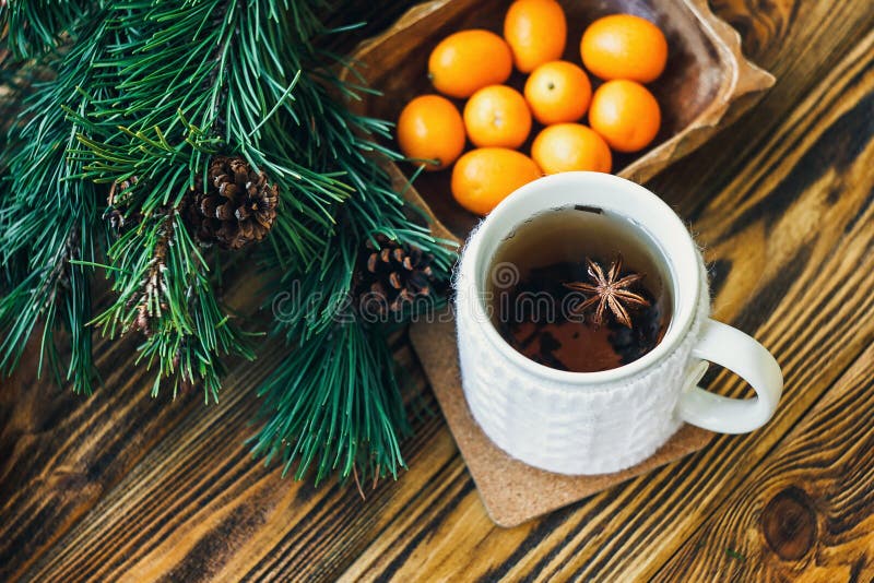 Les branches de sapin de cônes de pin nuts de clémentine de mandarines de symbole de concept de célébration de vacances d'hiver d images libres de droits Les branches de sapin de cônes de pin nuts de clémentine de mandarines de symbole de concept de célébration de vacances d'hiver d images libres de droits