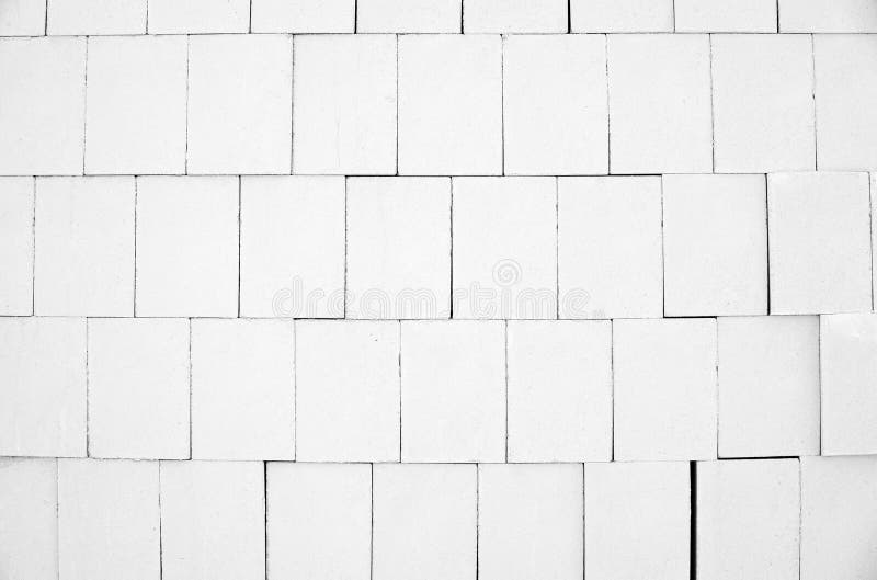 Les briques blanches de silicate de calcium ont empilé la haute dans la pile image libre de droits Les briques blanches de silicate de calcium ont empilé la haute dans la pile image libre de droits