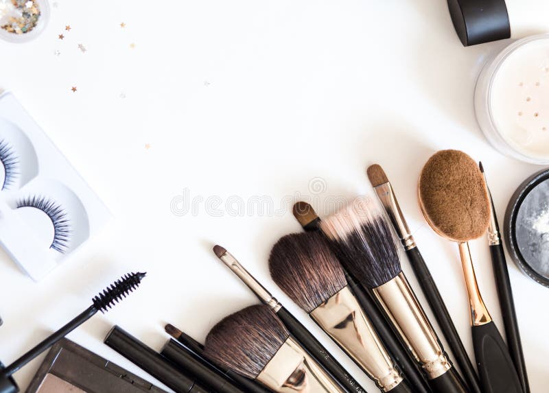 Les brosses pour les cosmétiques décoratifs pour composent sur la vue supérieure de fond blanc flatlay images stock Les brosses pour les cosmétiques décoratifs pour composent sur la vue supérieure de fond blanc flatlay images stock