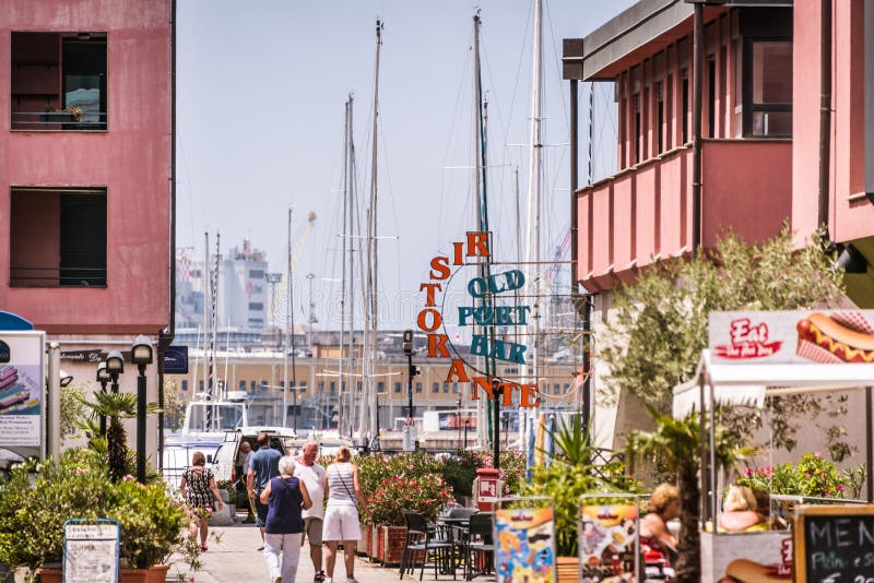 Les bâtiments, les yachts et les personnes de marche dans le port de Porto Antico à Gênes, Ligurie, Italie, Europa photos libres de droits Les bâtiments, les yachts et les personnes de marche dans le port de Porto Antico à Gênes, Ligurie, Italie, Europa photos libres de droits