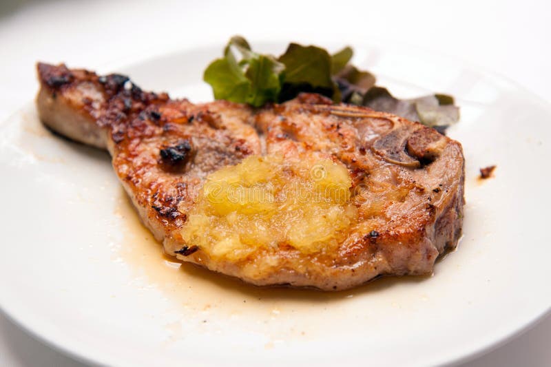 Les côtelettes de porc grillées avec les légumes et l'ananas sauce images libres de droits Les côtelettes de porc grillées avec les légumes et l'ananas sauce images libres de droits