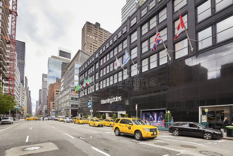 Les cabines jaunes se sont garées devant le magasin du ` s de Bloomingdale image stock Les cabines jaunes se sont garées devant le magasin du ` s de Bloomingdale image stock