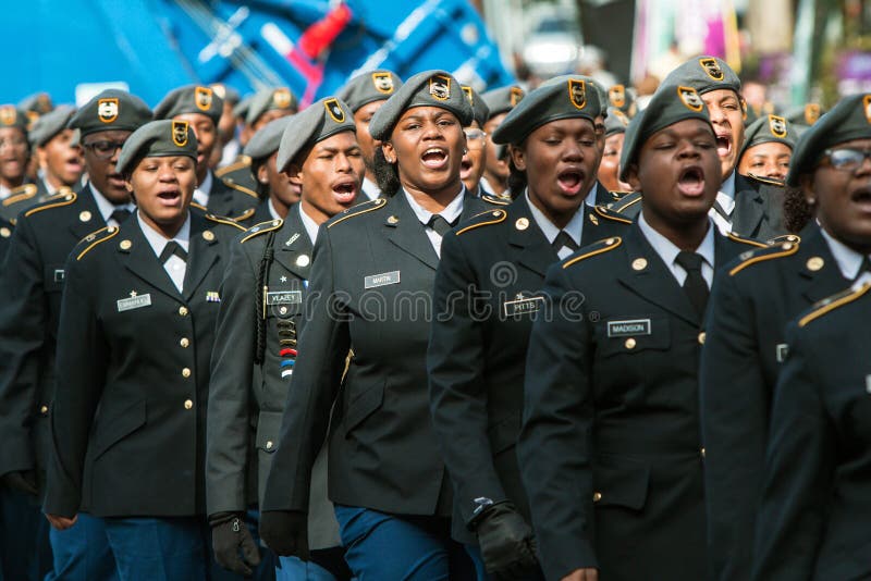 Les cadets militaires de lycée retentissent au défilé de jour de vétérans photographie stock libre de droits Les cadets militaires de lycée retentissent au défilé de jour de vétérans photographie stock libre de droits