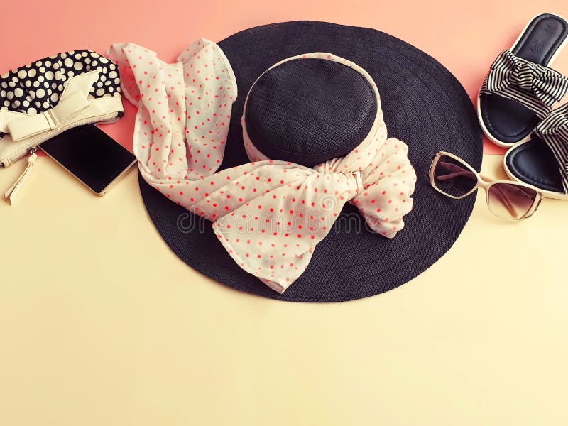 Les caisses de cosmétiques de déplacement de caisses de sunglass de sac à main d'écharpes de chapeau de passeport des accessoires photographie stock Les caisses de cosmétiques de déplacement de caisses de sunglass de sac à main d'écharpes de chapeau de passeport des accessoires photographie stock