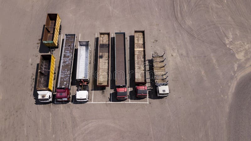 Les camions se tiennent dans un parking de rangée - vue supérieure du bourdon photo libre de droits Les camions se tiennent dans un parking de rangée - vue supérieure du bourdon photo libre de droits