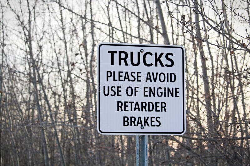 Les camions évitent le signe de freins de retard images stock Les camions évitent le signe de freins de retard images stock