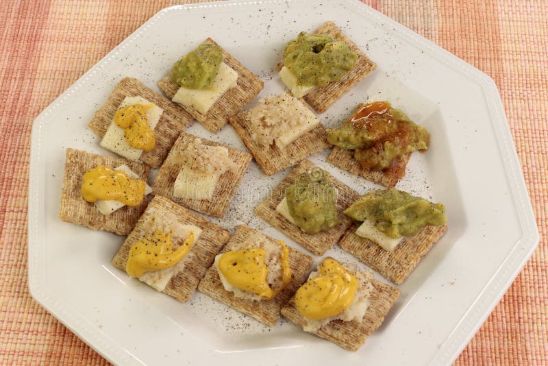 Les casse-croûte des biscuits ont complété avec du fromage et un grand choix d'écrimages photo libre de droits Les casse-croûte des biscuits ont complété avec du fromage et un grand choix d'écrimages photo libre de droits