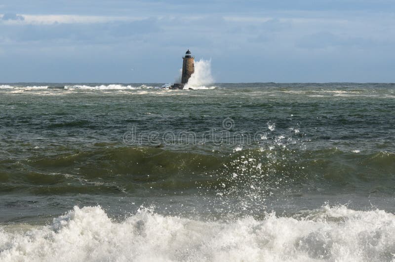 Les causes de marée haute énormes salue la coupure le long du rivage et autour de Dist photos libres de droits Les causes de marée haute énormes salue la coupure le long du rivage et autour de Dist photos libres de droits