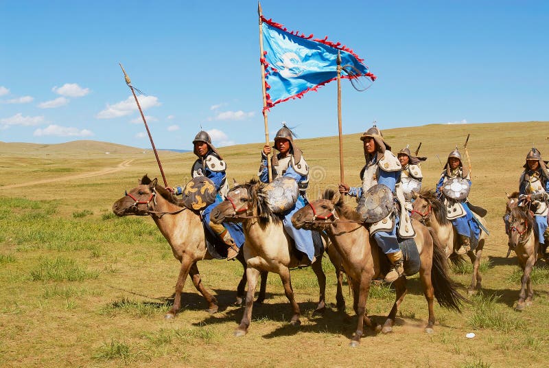 Les cavaliers mongols de cheval participent à l'exposition historique traditionnelle de l'ère de Genghis Khan dans Ulaanbaatar, M photo stock Les cavaliers mongols de cheval participent à l'exposition historique traditionnelle de l'ère de Genghis Khan dans Ulaanbaatar, M photo stock