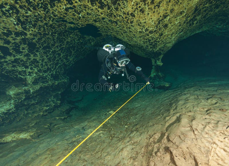 Les cavernes sous-marines la Floride de plongée Jackson Blue de plongeurs foudroient les Etats-Unis images stock Les cavernes sous-marines la Floride de plongée Jackson Blue de plongeurs foudroient les Etats-Unis images stock