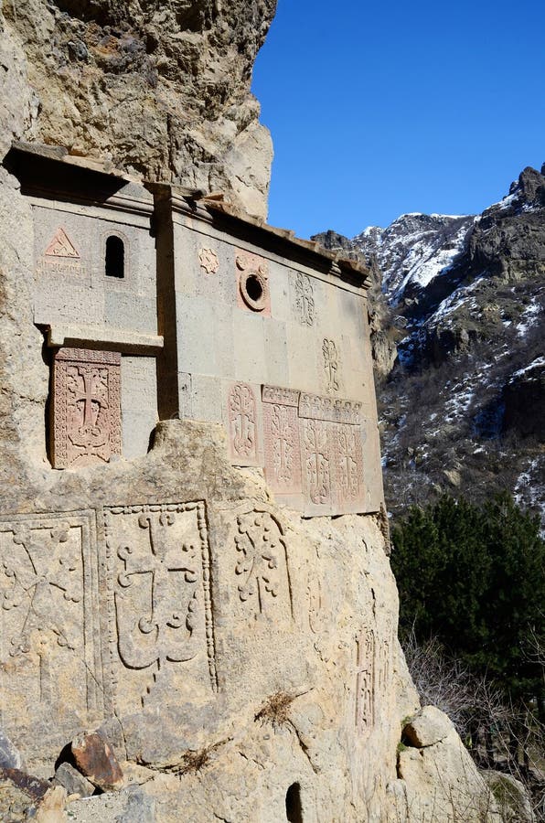 Les cellules de Geghard basculent le monastère avec des khachkars, Arménie photographie stock libre de droits Les cellules de Geghard basculent le monastère avec des khachkars, Arménie photographie stock libre de droits