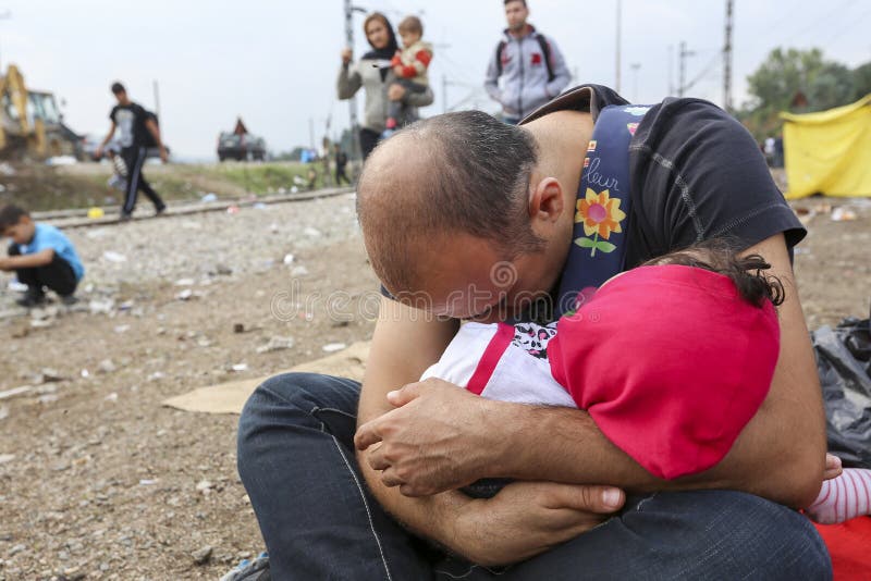 Les centaines d'immigrés sont dans une attente à la frontière entre Greec image stock Les centaines d'immigrés sont dans une attente à la frontière entre Greec image stock
