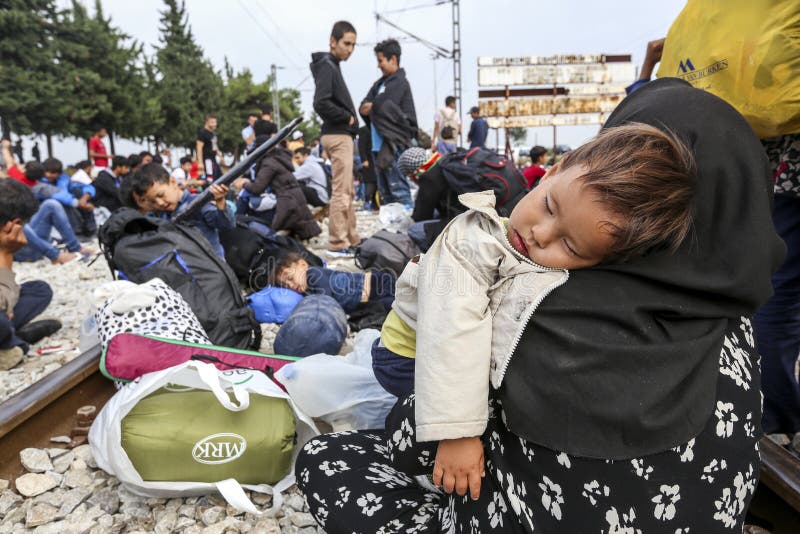 Les centaines d'immigrés sont dans une attente à la frontière entre Greec image stock Les centaines d'immigrés sont dans une attente à la frontière entre Greec image stock