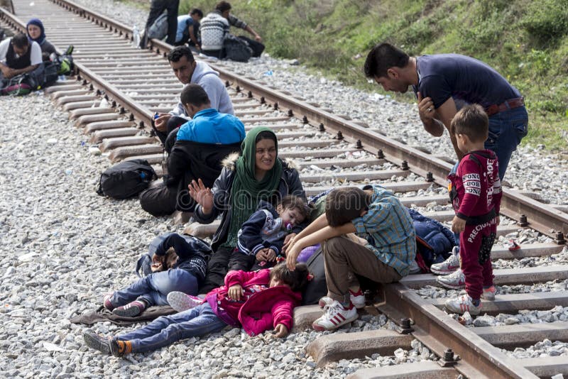 Les centaines d'immigrés sont dans une attente à la frontière entre Greec photo libre de droits Les centaines d'immigrés sont dans une attente à la frontière entre Greec photo libre de droits