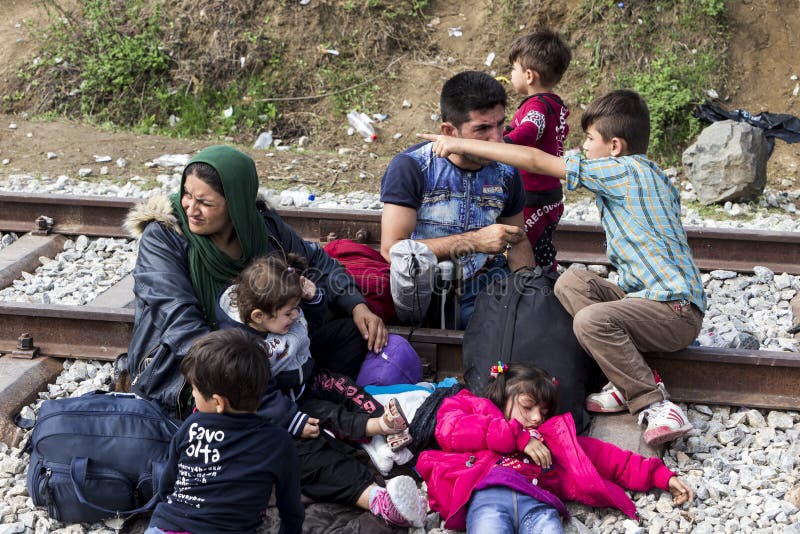 Les centaines d'immigrés sont dans une attente à la frontière entre Greec image stock Les centaines d'immigrés sont dans une attente à la frontière entre Greec image stock