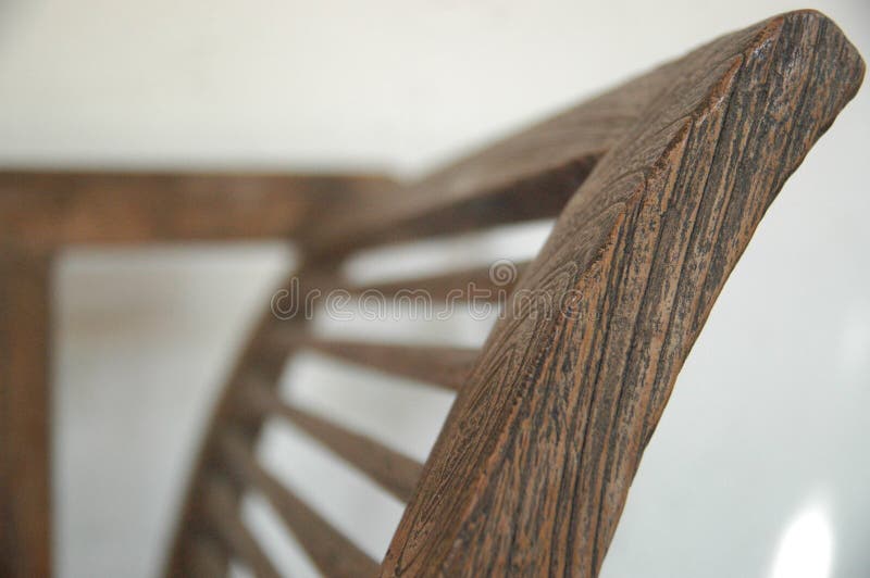 Les chaises en bois brouillent classique de meubles de couleur de brun de fond le vieux personne photos libres de droits Les chaises en bois brouillent classique de meubles de couleur de brun de fond le vieux personne photos libres de droits