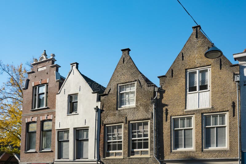 Les Chambres faites un pas de pignon dans la rue ont appelé Varkenmarkt Dordrecht Les Pays-Bas photo stock Les Chambres faites un pas de pignon dans la rue ont appelé Varkenmarkt Dordrecht Les Pays-Bas photo stock
