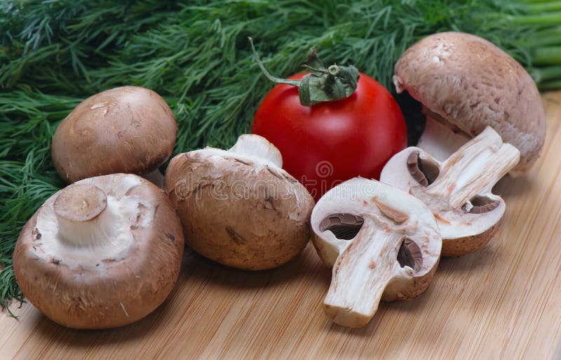 Les champignons, la tomate et le fenouil royaux se trouvent sur le conseil image libre de droits Les champignons, la tomate et le fenouil royaux se trouvent sur le conseil image libre de droits