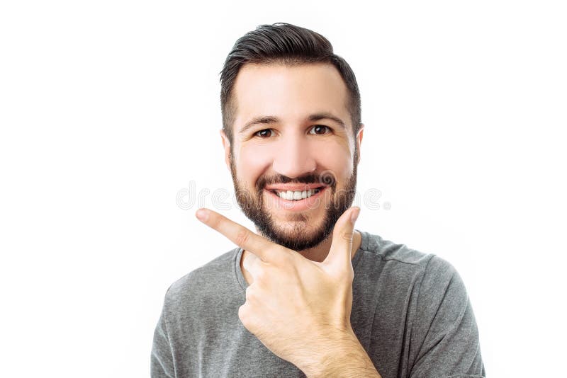 Les chanceux Jeune hippie heureux avec la barbe, émotions d'expositions de bonheur et joie, homme sur le fond blanc image libre de droits Les chanceux Jeune hippie heureux avec la barbe, émotions d'expositions de bonheur et joie, homme sur le fond blanc image libre de droits
