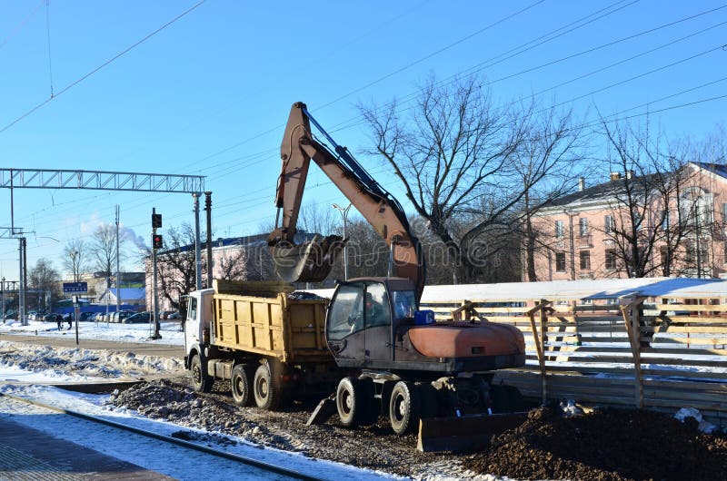 Les charges d'excavatrice ont écrasé en pierre dans un corps de camion à benne basculante Construction du chemin de fer Préparer photo stock Les charges d'excavatrice ont écrasé en pierre dans un corps de camion à benne basculante Construction du chemin de fer Préparer photo stock