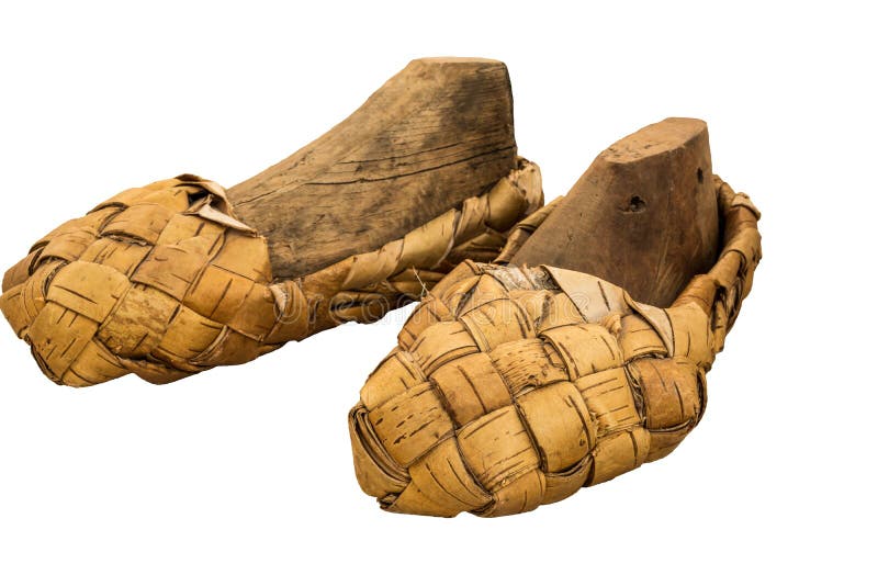Les chaussures de filasse de Lapti sont plaquées dans des protections en bois antiques de chaussure photos libres de droits Les chaussures de filasse de Lapti sont plaquées dans des protections en bois antiques de chaussure photos libres de droits