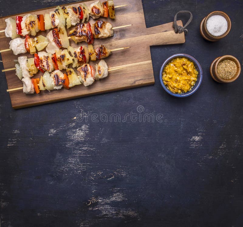 Ananas Sur Planche à Découper. Ananas Frais Doux Demi-coupé Et