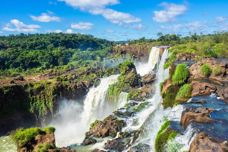 Les chutes d'Iguaçu, à la frontière de l'Argentine, du Brésil, et du Paraguay photo libre de droits Les chutes d'Iguaçu, à la frontière de l'Argentine, du Brésil, et du Paraguay photo libre de droits
