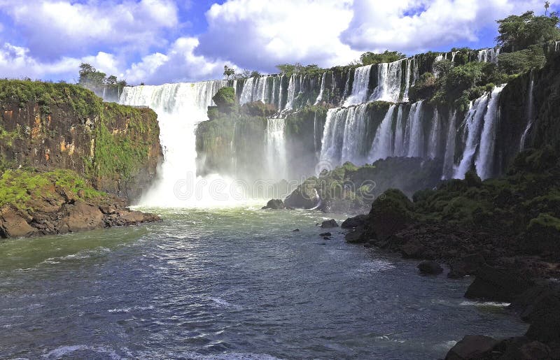 Les chutes Iguasu sont des cascades de la rivière d'Iguazu à la frontière de la province argentine de Misiones et de l'état brési photos stock Les chutes Iguasu sont des cascades de la rivière d'Iguazu à la frontière de la province argentine de Misiones et de l'état brési photos stock