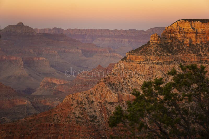 Les cieux de couleur orange comme soleil place en parc national de Grand Canyon en Arizona photos libres de droits Les cieux de couleur orange comme soleil place en parc national de Grand Canyon en Arizona photos libres de droits