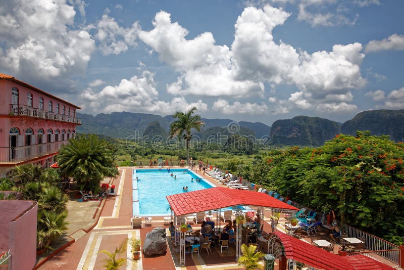 Les collines verdoyantes des Caraïbes et valley mogotes aménagent le panorama dans un parc près de l'hôtel los jazmines images stock