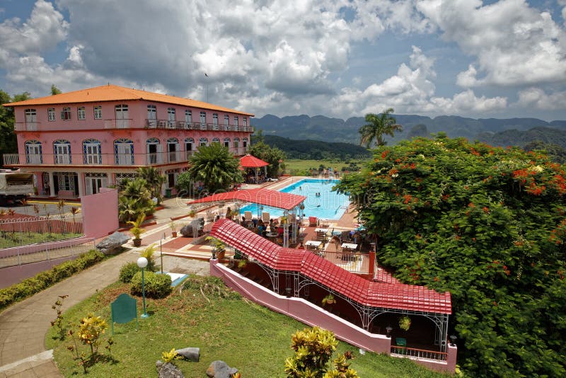 Les collines verdoyantes des Caraïbes et valley mogotes aménagent le panorama dans un parc près de l'hôtel los jazmines photos stock